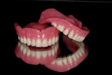 Làm răng giả Tháo lắp là gì? Nên làm răng giả tháo lắp hay cấy ghép Implant