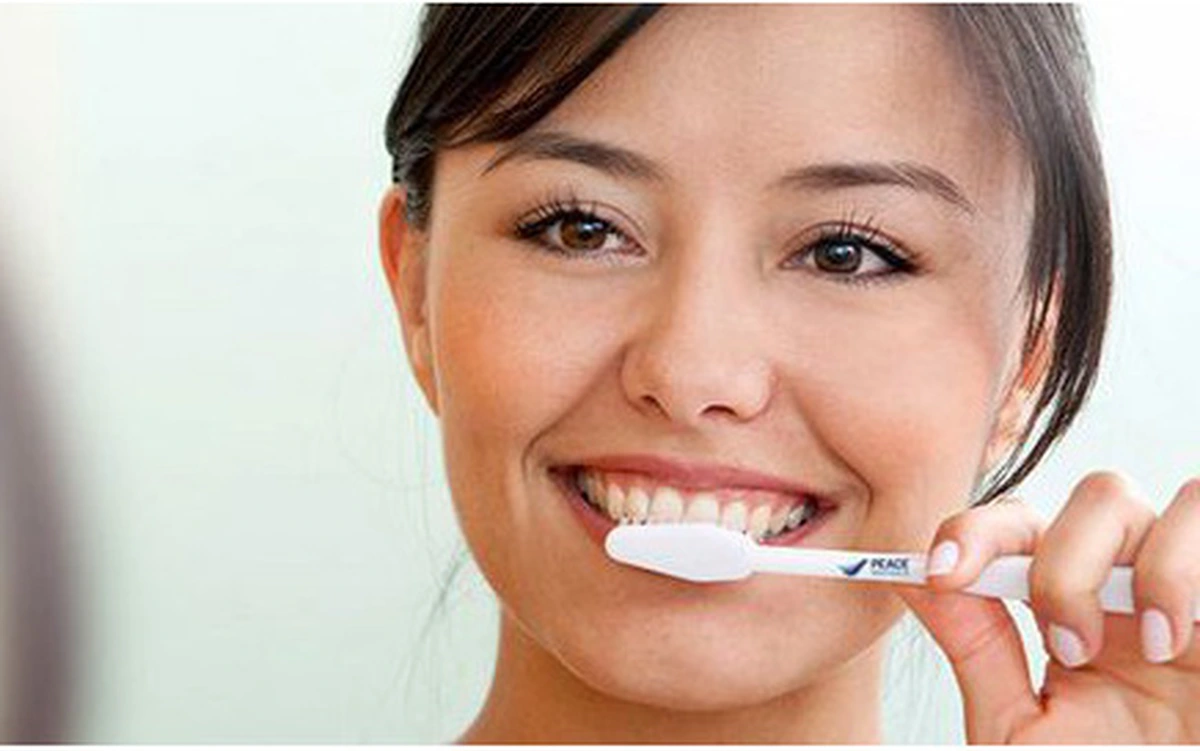 Bọc sứ một răng cửa: Làm sao chọn màu hài hòa với các răng bên cạnh?